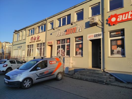 Sklep samochodowy w Dzierżoniowie Auto Expert - widok z zewnątrz